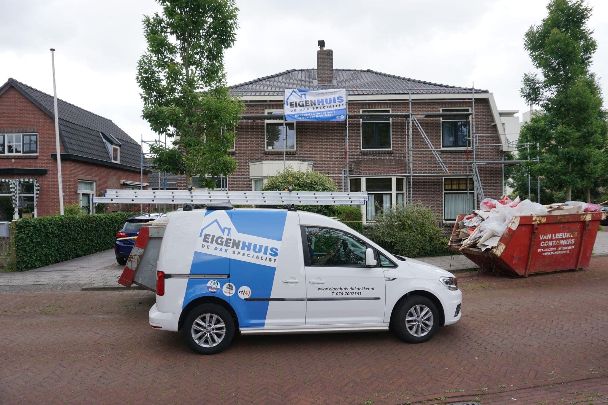 De bus van Eigenhuis Dakdekker bij een dakrenovatie aan een woning