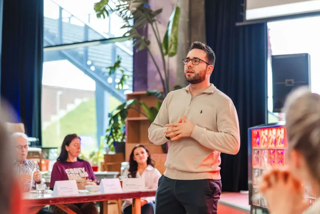 Glenn van Digishock presenteert voor een zaal ondernemers